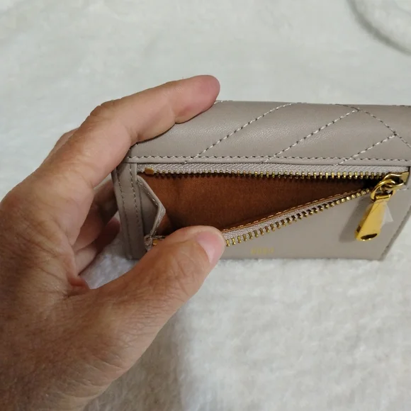 HOBO Quilted Trifold Medium Leather  Wallet in Taupe  EUC - Picture 7 of 8